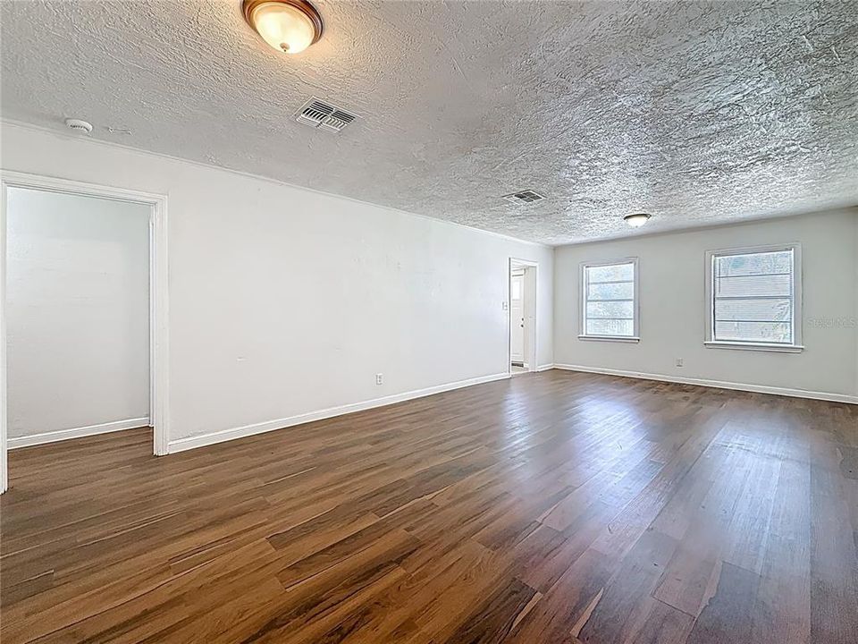 合同活跃: $260,000 (2 贝兹, 1 浴室, 1334 平方英尺)