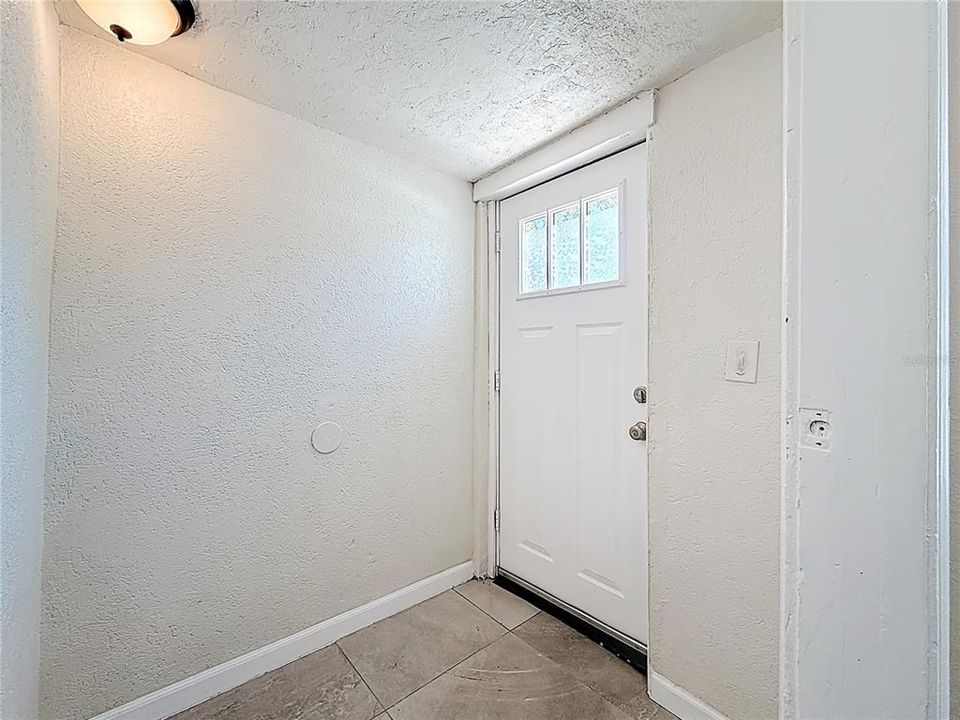 合同活跃: $260,000 (2 贝兹, 1 浴室, 1334 平方英尺)