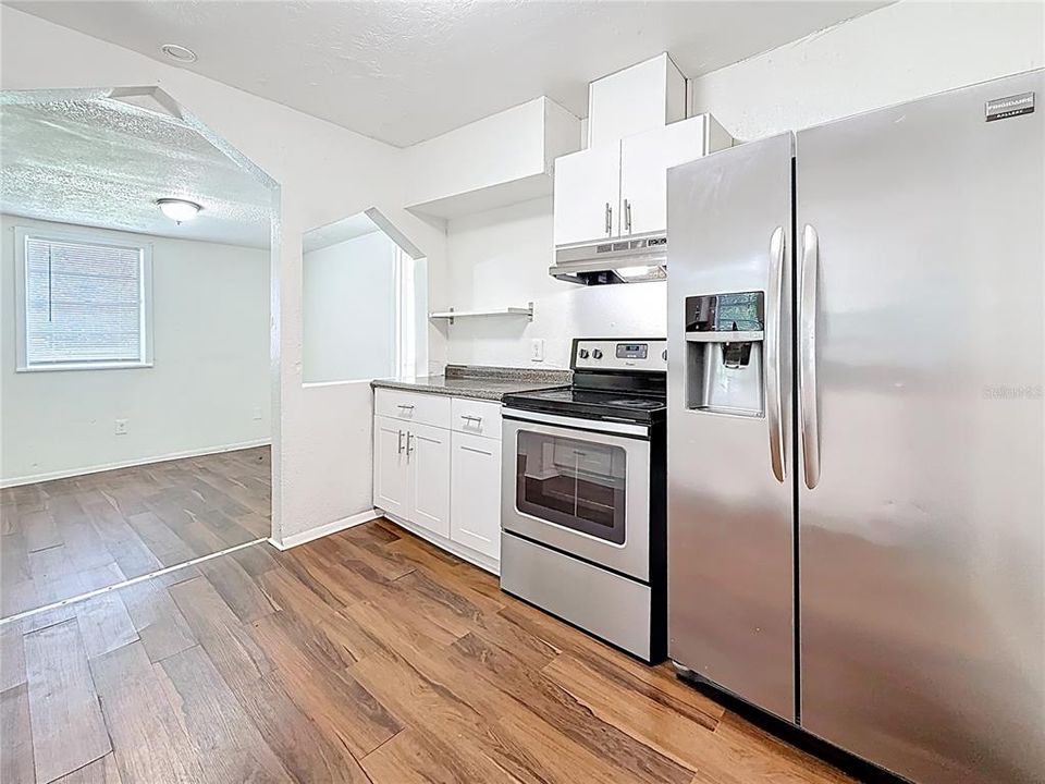 合同活跃: $260,000 (2 贝兹, 1 浴室, 1334 平方英尺)