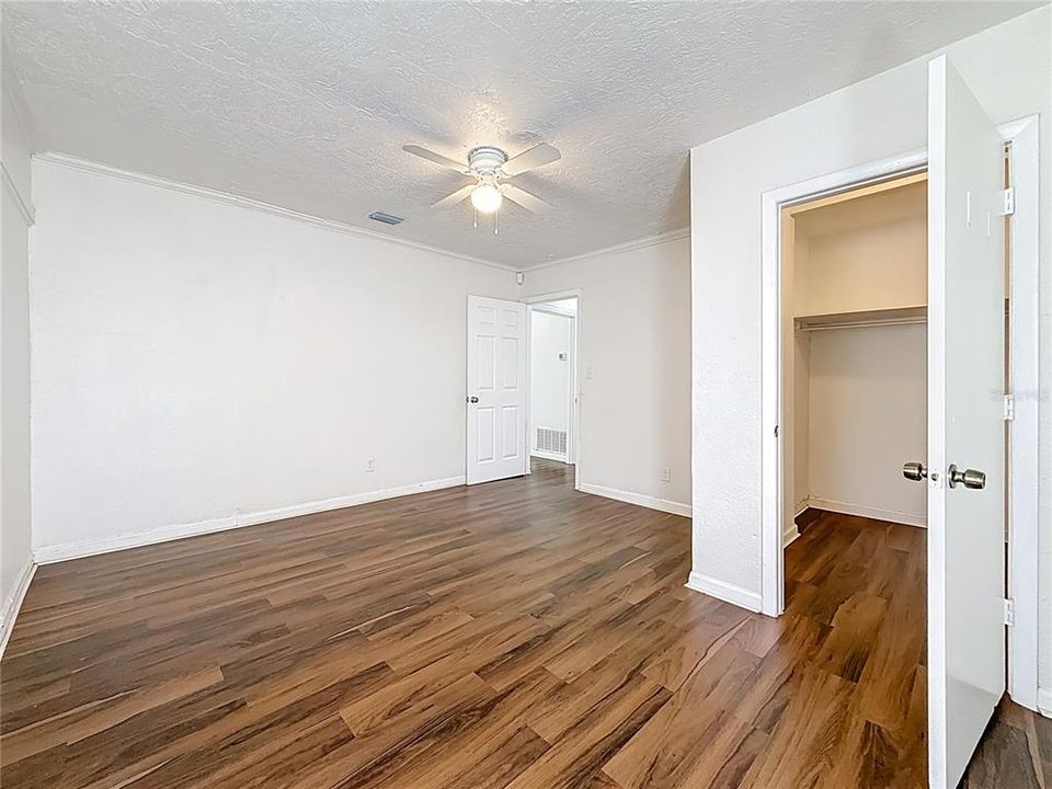 合同活跃: $260,000 (2 贝兹, 1 浴室, 1334 平方英尺)