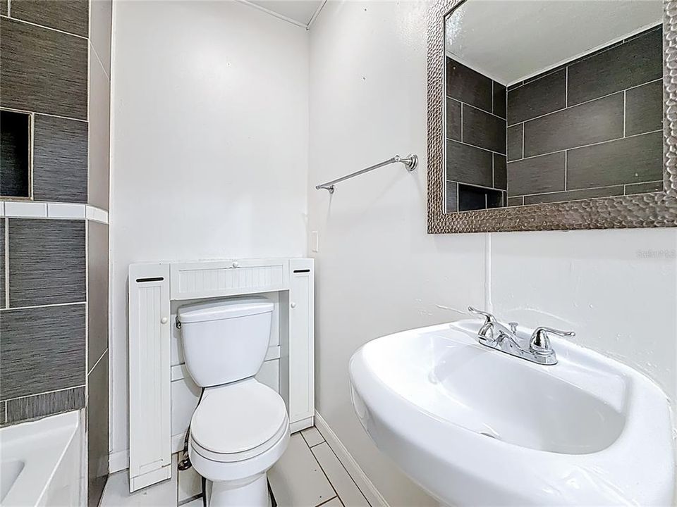 合同活跃: $260,000 (2 贝兹, 1 浴室, 1334 平方英尺)