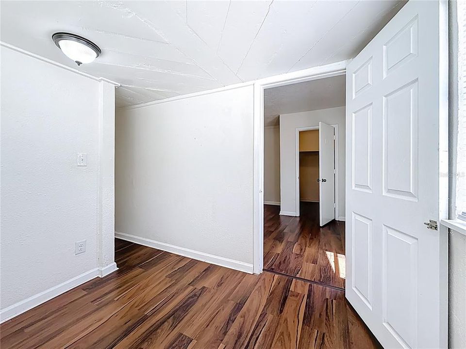 合同活跃: $260,000 (2 贝兹, 1 浴室, 1334 平方英尺)