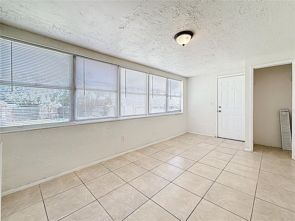 合同活跃: $260,000 (2 贝兹, 1 浴室, 1334 平方英尺)