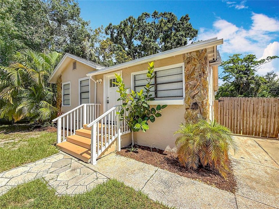 合同活跃: $260,000 (2 贝兹, 1 浴室, 1334 平方英尺)