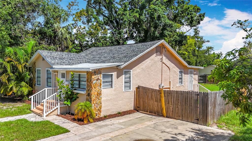 合同活跃: $260,000 (2 贝兹, 1 浴室, 1334 平方英尺)