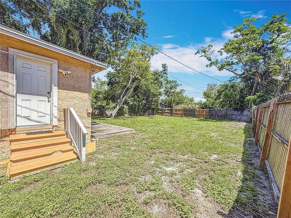 合同活跃: $260,000 (2 贝兹, 1 浴室, 1334 平方英尺)