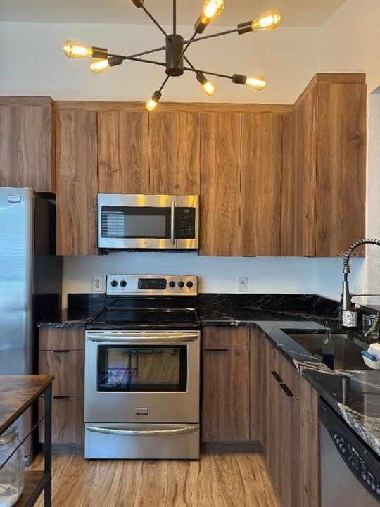 合同活跃: $2,300 (3 贝兹, 2 浴室, 1764 平方英尺)