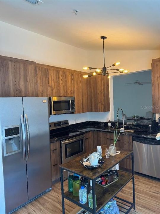 合同活跃: $2,300 (3 贝兹, 2 浴室, 1764 平方英尺)