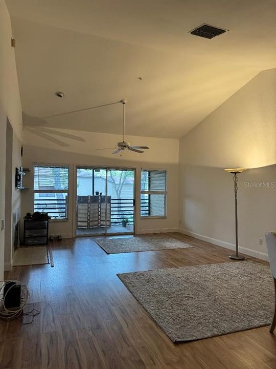 合同活跃: $2,300 (3 贝兹, 2 浴室, 1764 平方英尺)