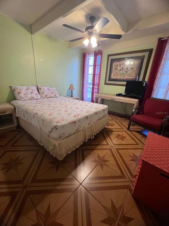 待售: $88,000 (1 贝兹, 1 浴室, 648 平方英尺)