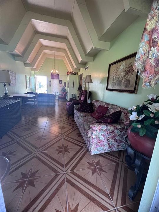 待售: $88,000 (1 贝兹, 1 浴室, 648 平方英尺)