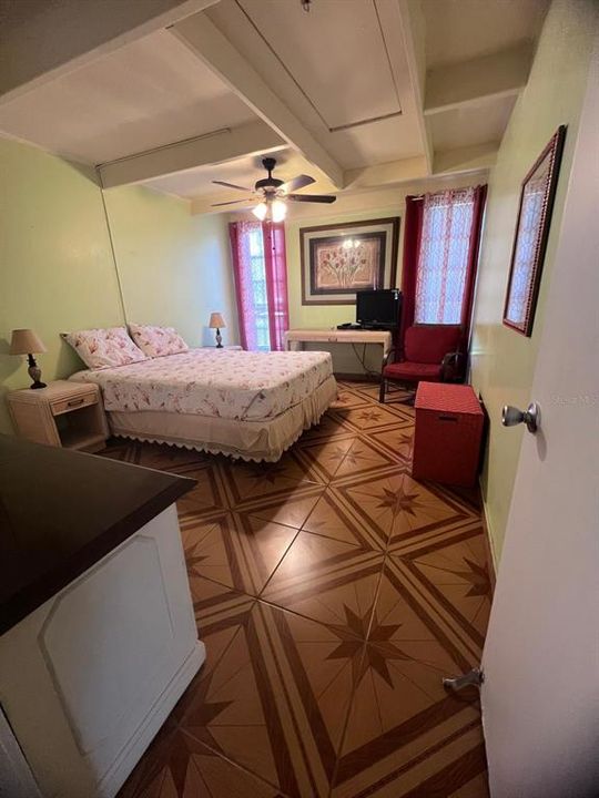 待售: $88,000 (1 贝兹, 1 浴室, 648 平方英尺)