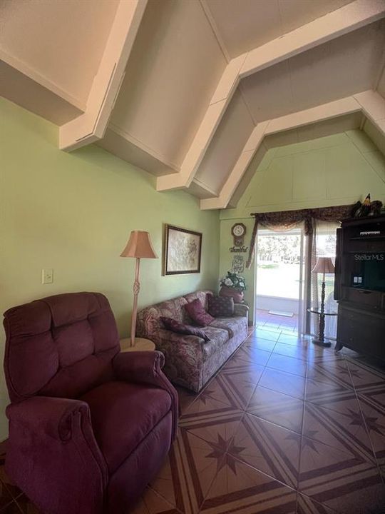 待售: $88,000 (1 贝兹, 1 浴室, 648 平方英尺)