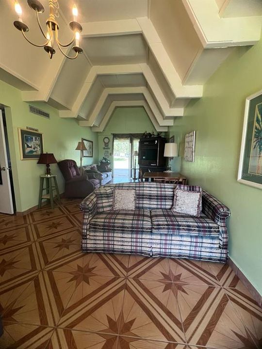 待售: $88,000 (1 贝兹, 1 浴室, 648 平方英尺)