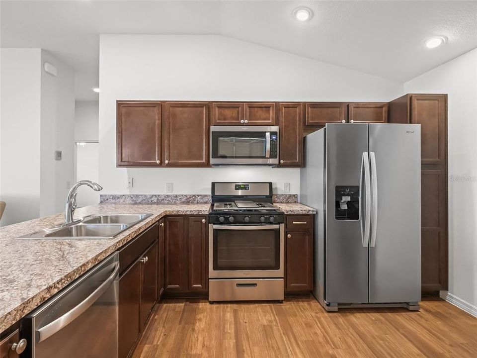 На продажу: $288,000 (2 спален, 2 ванн, 1258 Квадратных фут)