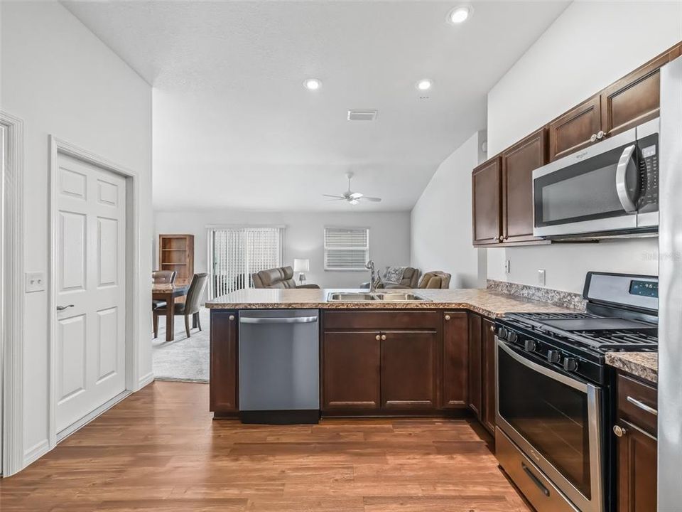 На продажу: $288,000 (2 спален, 2 ванн, 1258 Квадратных фут)