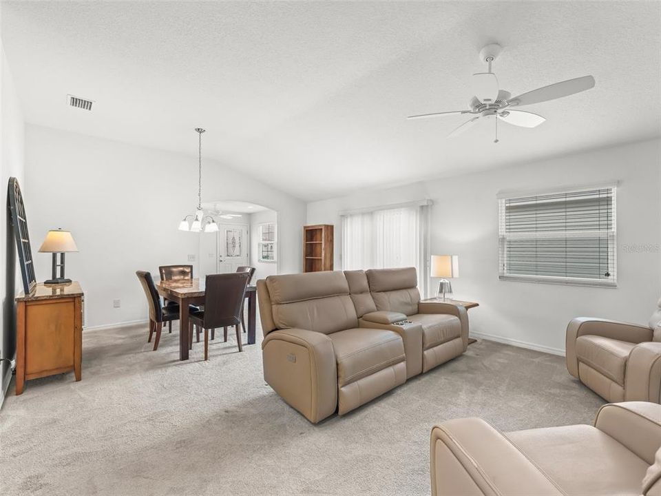 На продажу: $288,000 (2 спален, 2 ванн, 1258 Квадратных фут)