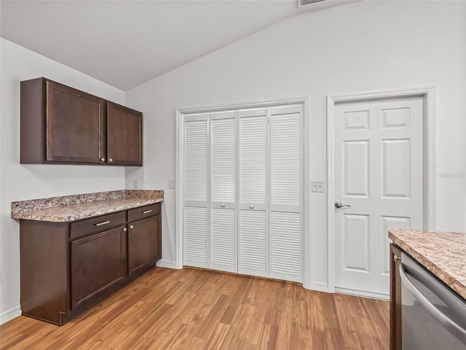 На продажу: $288,000 (2 спален, 2 ванн, 1258 Квадратных фут)