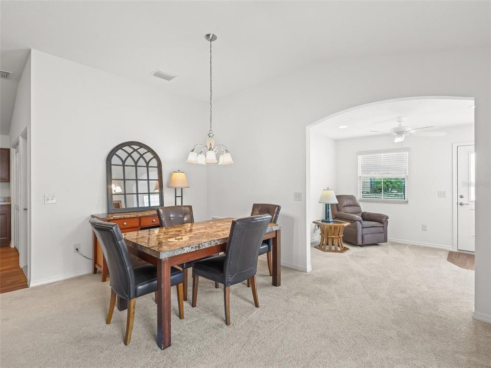 На продажу: $288,000 (2 спален, 2 ванн, 1258 Квадратных фут)