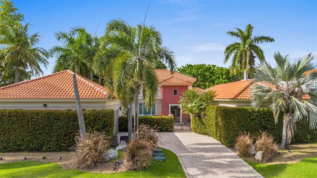 For Sale: $1,975,000 (4 beds, 3 baths, 3600 Square Feet)