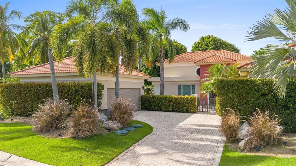 For Sale: $1,975,000 (4 beds, 3 baths, 3600 Square Feet)