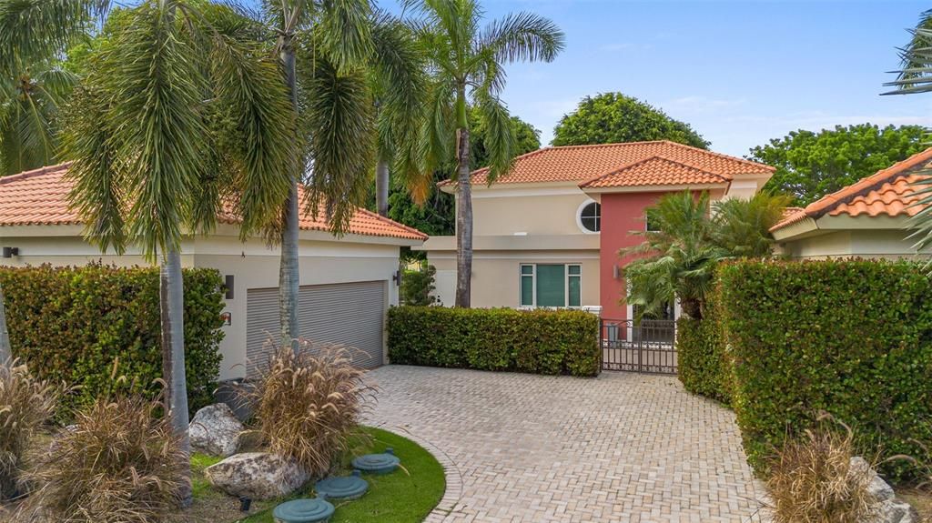 For Sale: $1,975,000 (4 beds, 3 baths, 3600 Square Feet)