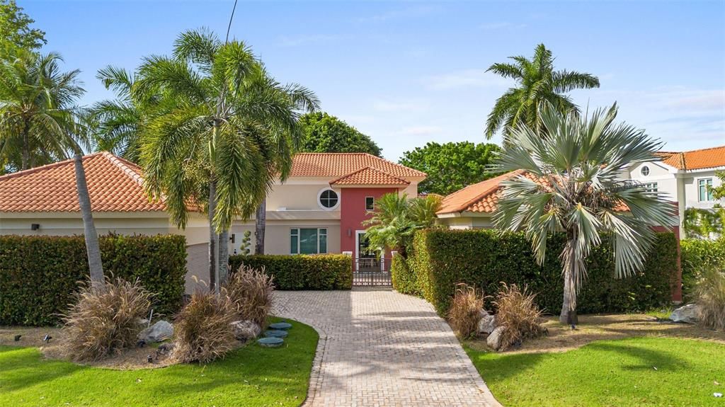 For Sale: $1,975,000 (4 beds, 3 baths, 3600 Square Feet)