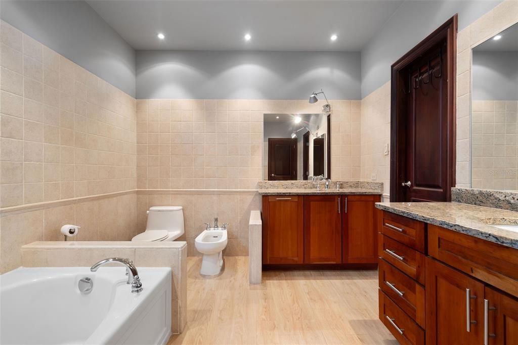 For Sale: $1,975,000 (4 beds, 3 baths, 3600 Square Feet)