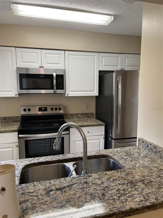 Под контрактом: $237,000 (2 спален, 2 ванн, 948 Квадратных фут)