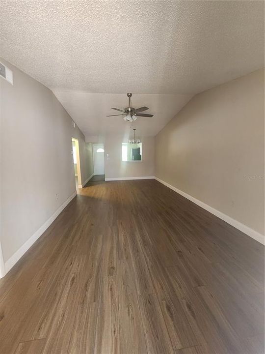 На продажу: $244,900 (2 спален, 2 ванн, 900 Квадратных фут)