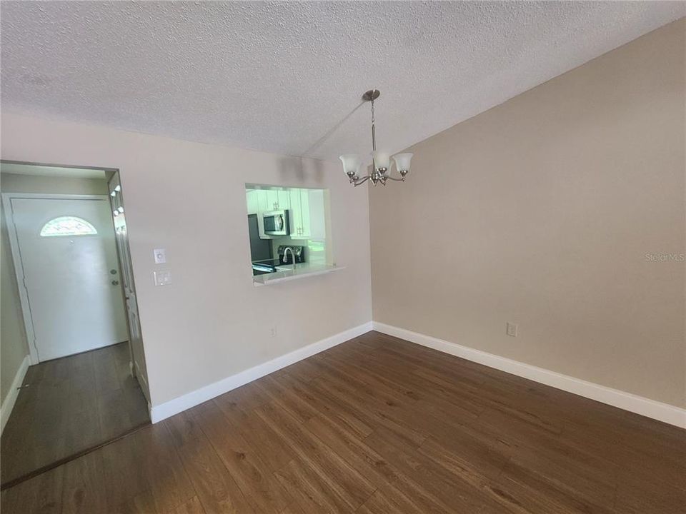 На продажу: $244,900 (2 спален, 2 ванн, 900 Квадратных фут)