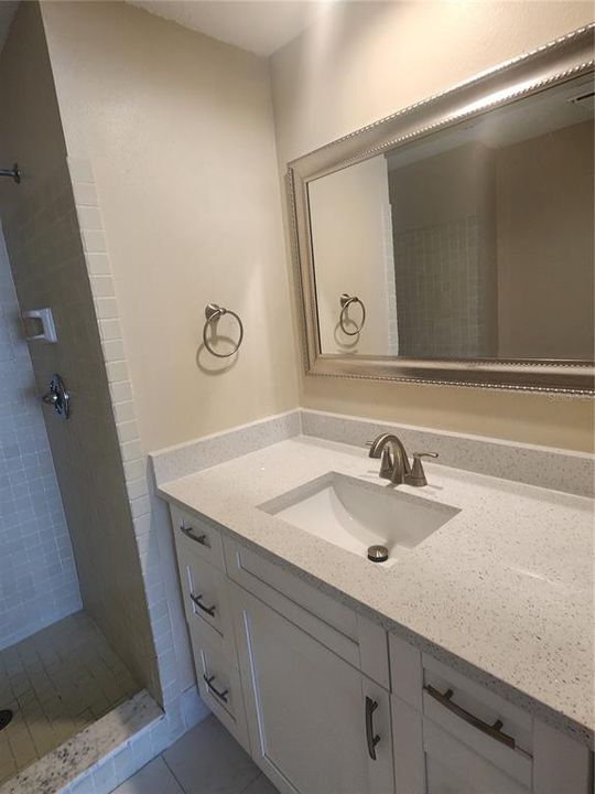 На продажу: $244,900 (2 спален, 2 ванн, 900 Квадратных фут)