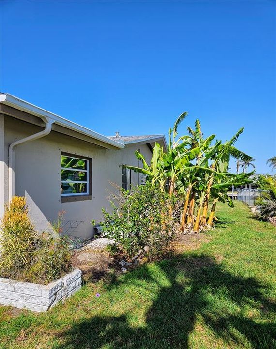 Active With Contract: $490,000 (3 beds, 2 baths, 1898 Square Feet)