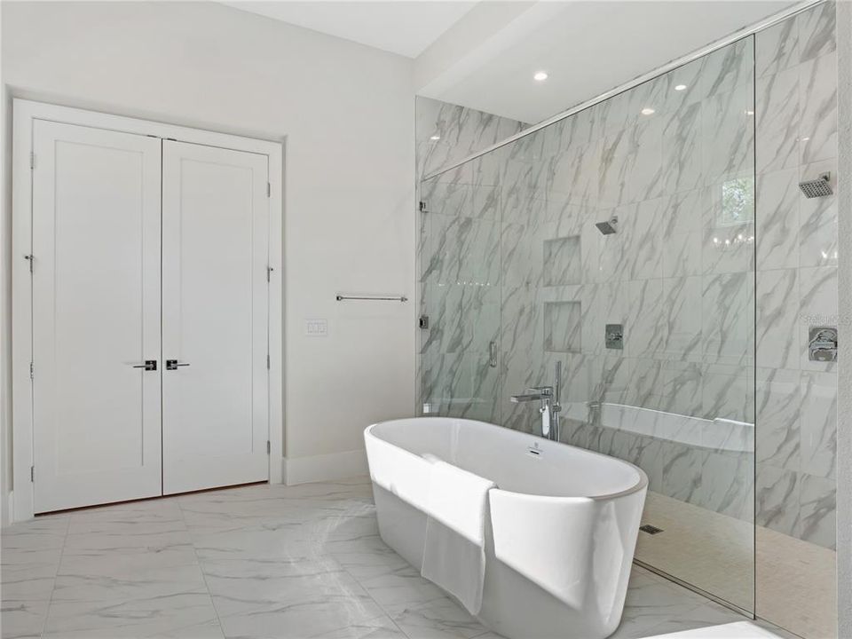 Activo con contrato: $2,450,000 (6 camas, 5 baños, 5232 Pies cuadrados)