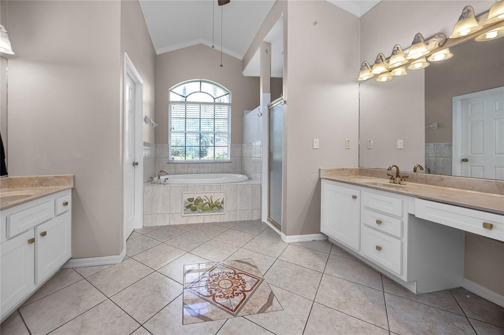 合同活跃: $799,000 (5 贝兹, 3 浴室, 3035 平方英尺)