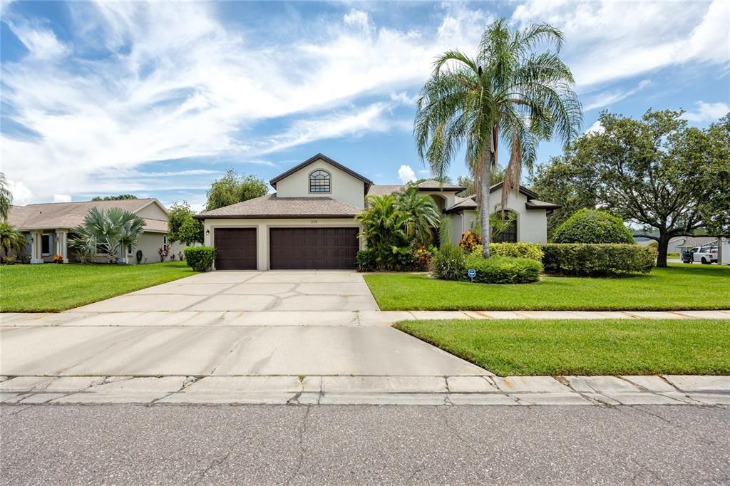 合同活跃: $799,000 (5 贝兹, 3 浴室, 3035 平方英尺)