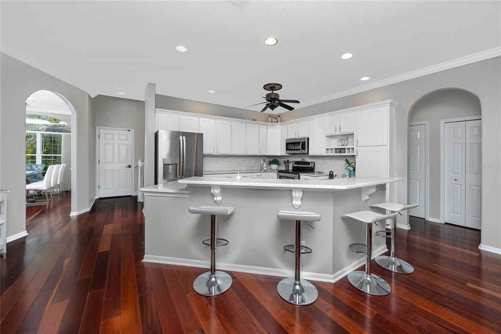 合同活跃: $799,000 (5 贝兹, 3 浴室, 3035 平方英尺)