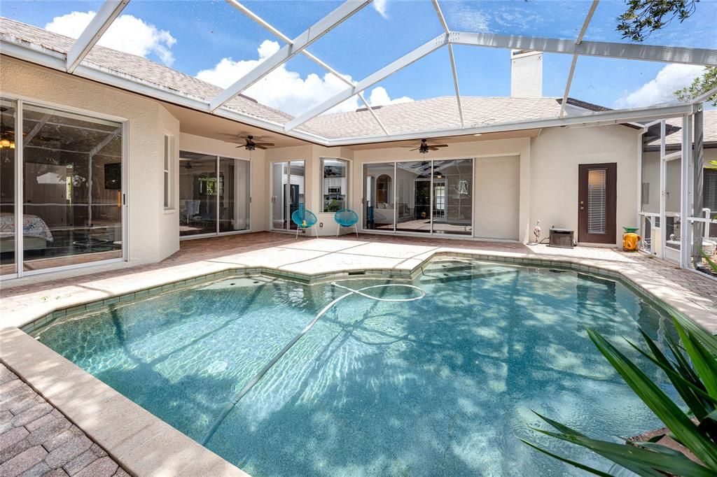 合同活跃: $799,000 (5 贝兹, 3 浴室, 3035 平方英尺)