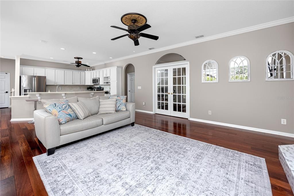 合同活跃: $799,000 (5 贝兹, 3 浴室, 3035 平方英尺)