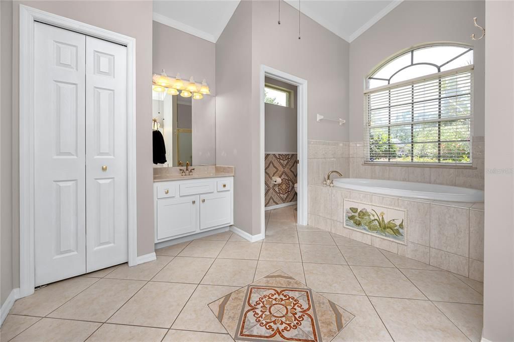 合同活跃: $799,000 (5 贝兹, 3 浴室, 3035 平方英尺)