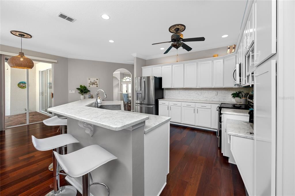 合同活跃: $799,000 (5 贝兹, 3 浴室, 3035 平方英尺)