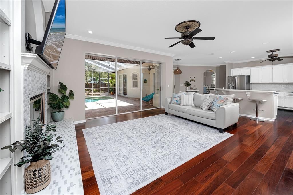 合同活跃: $799,000 (5 贝兹, 3 浴室, 3035 平方英尺)