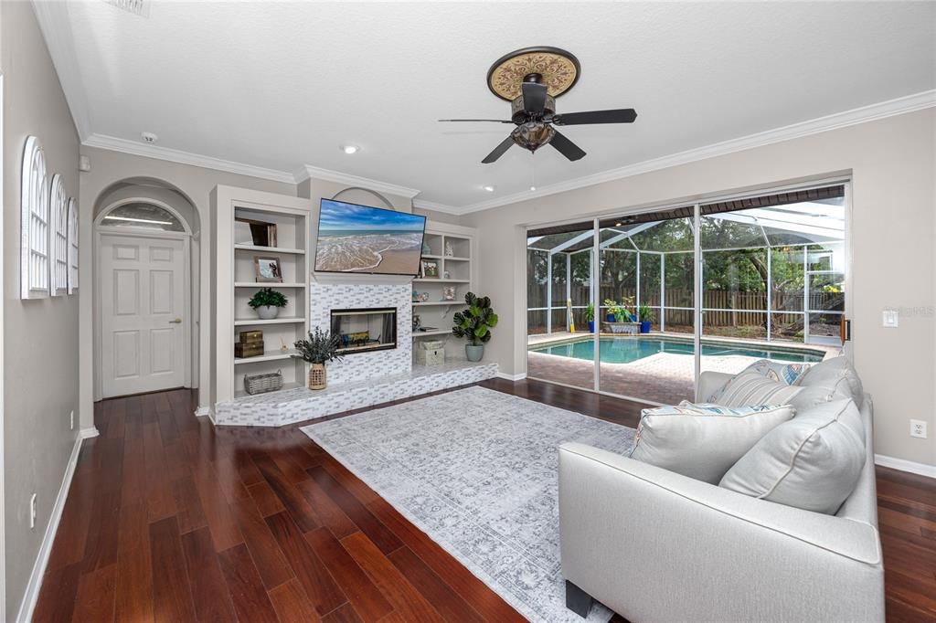 合同活跃: $799,000 (5 贝兹, 3 浴室, 3035 平方英尺)