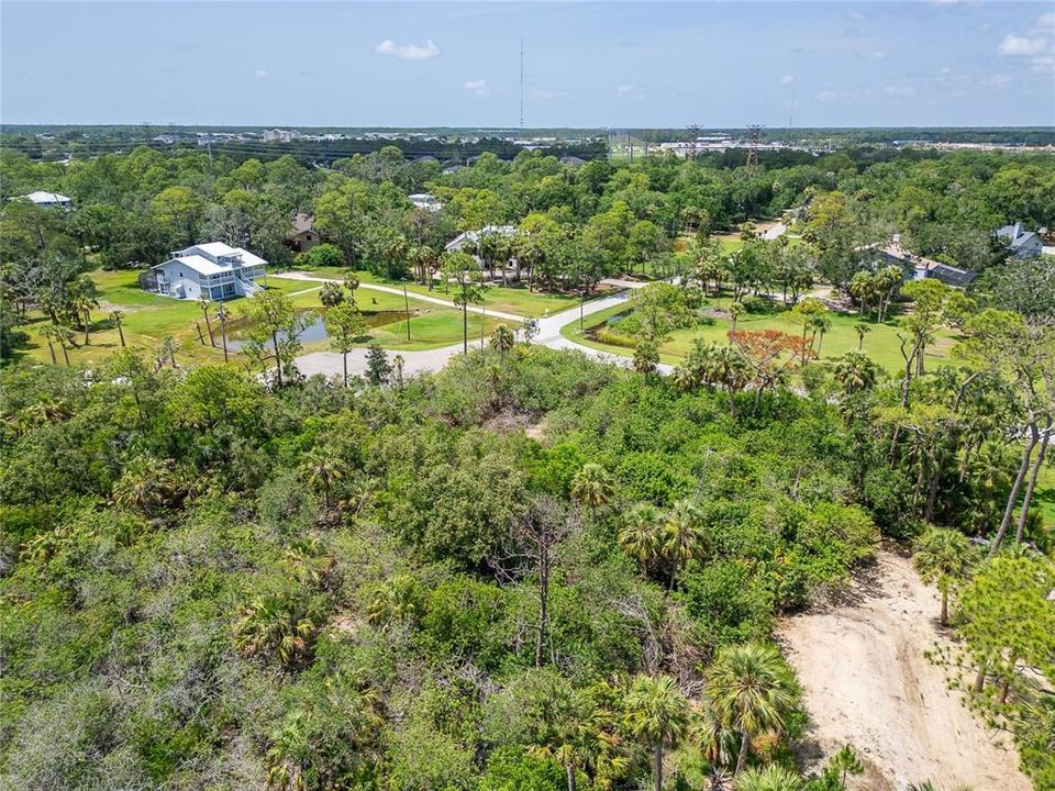 待售: $359,000 (0.91 acres)