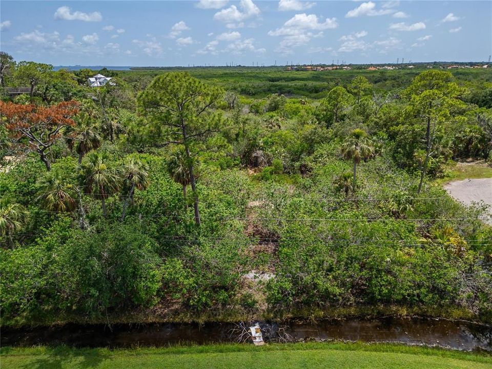 待售: $359,000 (0.91 acres)