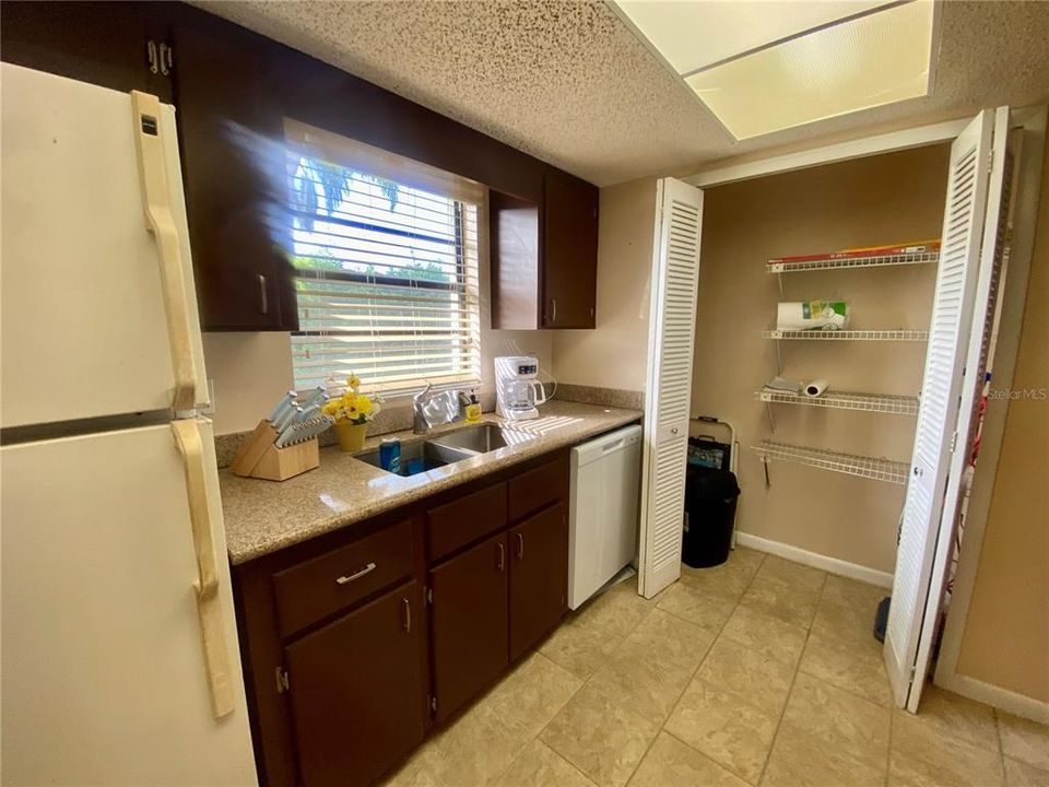 待售: $113,500 (1 贝兹, 1 浴室, 749 平方英尺)