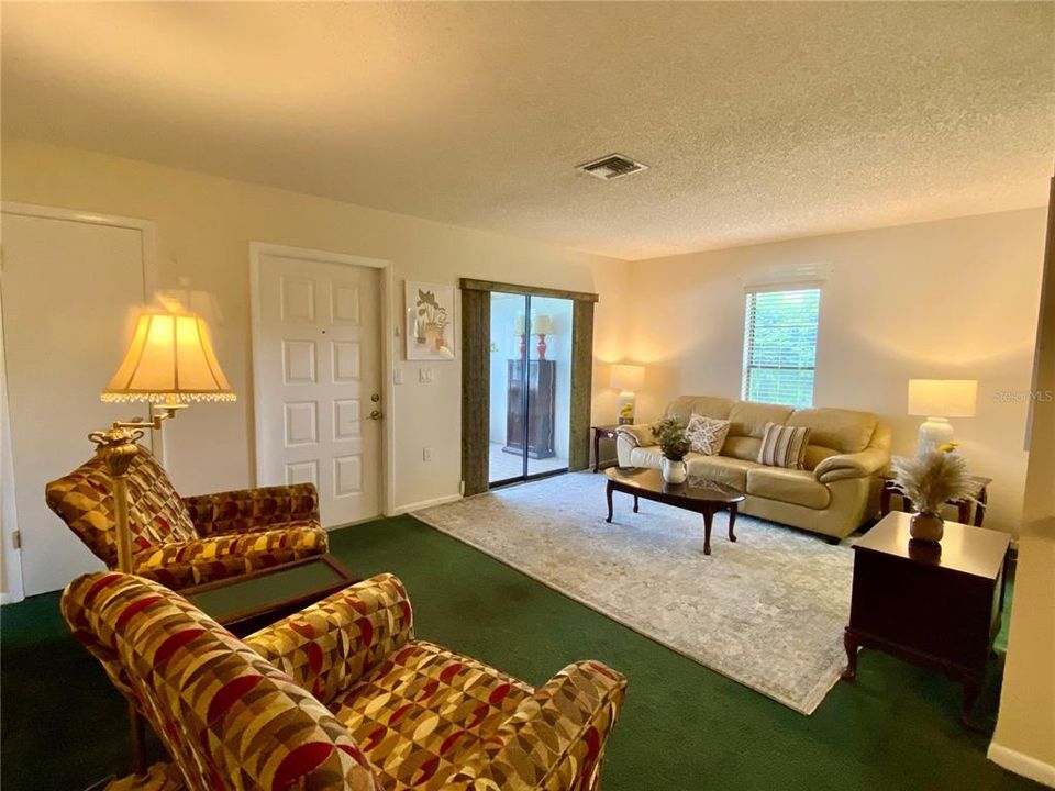 待售: $113,500 (1 贝兹, 1 浴室, 749 平方英尺)