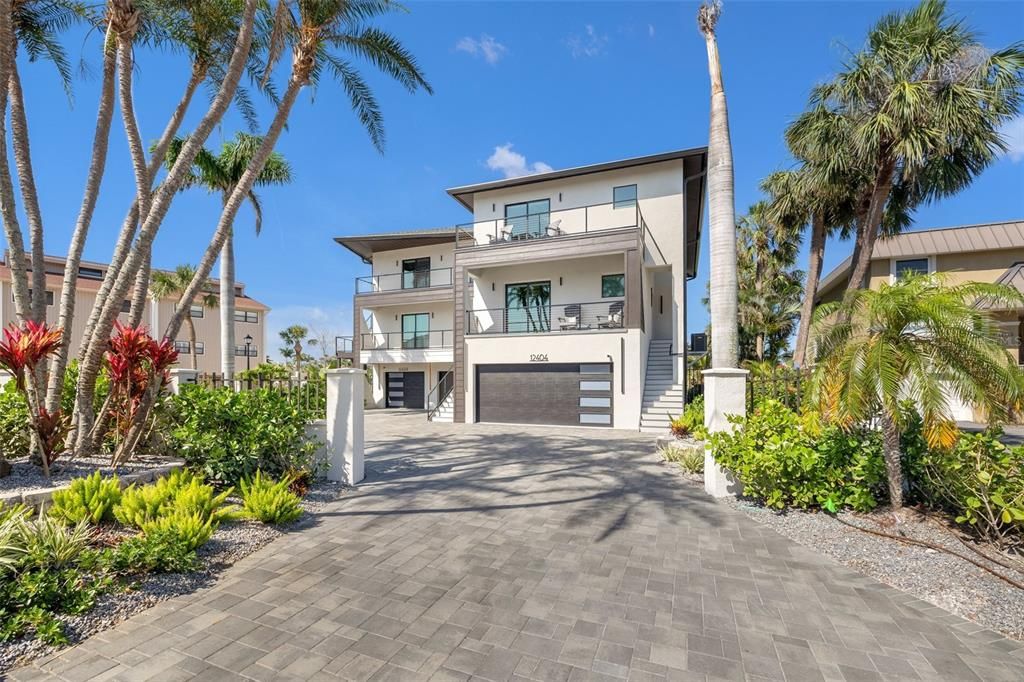 For Sale: $4,649,000 (10 beds, 0 baths, 6424 Square Feet)