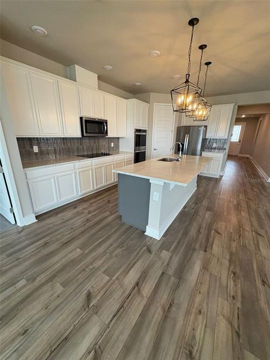 Под контрактом: $510,000 (4 спален, 3 ванн, 2185 Квадратных фут)