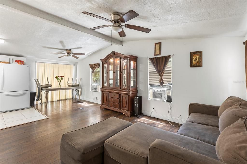 Activo con contrato: $155,000 (3 camas, 2 baños, 960 Pies cuadrados)